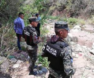 Momento en el que agentes de la Policía Militar se encontraban en la zona donde fue encontrado el cadáver. (Foto: Estalin Irías / EL HERALDO)