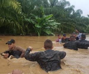 En algunos sectores del litoral norte del país las inundaciones ya alcanzan altos niveles, anegando comunidades enteras.