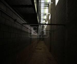 La cárcel de La Acequia, ubicada en Naco, Santa Bárbara, permanece abandonada desde 2017 y presenta daños visibles en sus estructuras, materiales y áreas de acceso, luego de casi una década sin concluir su construcción.