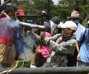 La policía dice que investiga el hecho, pero su versión es que personas desalojaron 'con disparos de armas de fuego' a pobladores que ocupaban el terreno, a 200 metros de la rotonda.