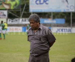 El técnico dirigió a su equipo a pesar de que su madre murió este miércoles en los Estados Unidos. Portó un lazo de duelo en su camisa durante el encuentro. Foto: OPSA