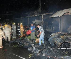 El mercado Medina, uno de los principales centros de comercio popular de San Pedro Sula, quedó reducido a cenizas tras un voraz incendio la noche del lunes 29 de diciembre, que consumió decenas de negocios, dejando a numerosas familias sin su principal fuente de ingresos.