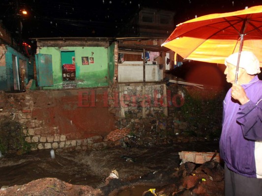 Esta vivienda de la colonia 3 de Mayo se vio afectada por las lluvias. Una persona desapareció en las aguas de la quebrada El Sapo. Foto: Alex Pérez.