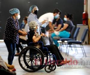 En el triaje del CCI una dama de la tercera edad es acompañada por sus familiares. Foto: David Romero/El Heraldo