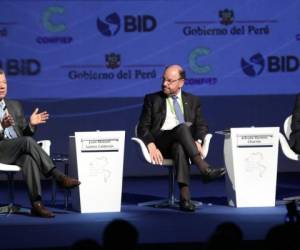 Colombian President Juan Manuel Santos (L) gestures, during a during a conversation with Mexican President Enrique Pena Nieto (R) in the framework of the III Americas Business Summit in Lima, on April 13, 2018. / AFP PHOTO / Luka GONZALES