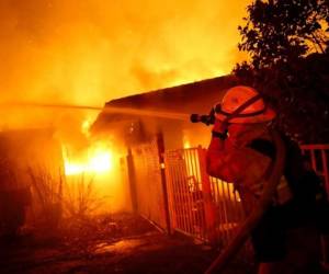 Un área de más de 80 km² fue arrasada por las llamas y miles de personas debieron ser evacuadas ante el avance de un incendio. Foto: AFP