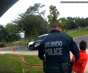 Foto tomada del video que muestra a la pequeña Kaia Rolle siendo llevada por policías en Orlando, Florida, el 19 de septiembre del 2019. (Departamento de Policía de Orlando/Orlando Sentinel via AP)