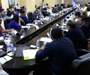 En un breve comunicado la Casa Presidencial reiteró que todos aquellos funcionarios que busquen un cargo de elección popular en noviembre deberán de presentar su renuncia en mayo.