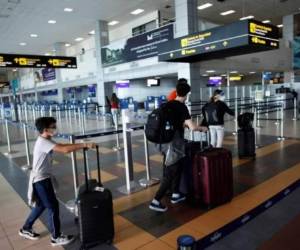 Se exceptúa a los nacionales y extranjeros residentes, quienes tendrán que realizarse una prueba diagnóstica y someterse a cuarentena a su regreso. AP.