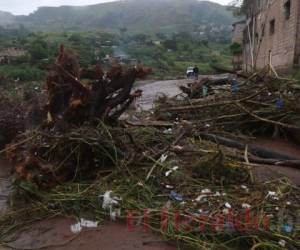 La calle que corre paralela al río bajo el puente Carías fue una de las más afectadas. Foto: Alex Pérez/EL HERALDO.