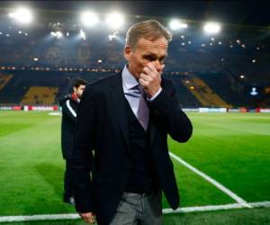 Hans-Joachim Watzke, entrenador del Dortmund, en estado de shock tras el atentado (AFP)