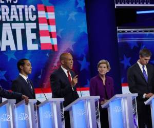 El alcalde de Nueva York, Bill De Blasio; el representante Tim Ryan; el ex secretario de vivienda Julian Castro; el senador Cory Booker; el senador Elizabeth Warren y el ex congresista de Texas Beto O'Rourke participan en la primera noche del debate presidencial demócrata. Foto: Agencia AFP