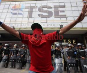 Los seguidores de Libre y la Alianza de Oposición protestando en las afueras del TSE. (Fotos: Emilio Flores / EL HERALDO)