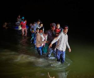 Migrantes, la mayoría centroamericanos, caminan por un río al llegar a la frontera en Roma, Texas, el 24 de marzo de 2021. (AP Foto/Dario Lopez-Mills).
