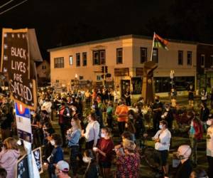 Según medios locales, un centenar de personas se reunieron en el lugar la noche del lunes para reclamar justicia. Foto: Agencia AFP.