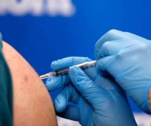 Estados Unidos empezó esta semana a aplicar a unos tres millones de personas esa vacuna y espera llegar a un total de 20 millones de personas. Foto: AFP