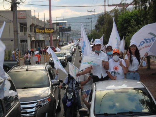 28 alianzas presentaron su solicutd de inscripciín ante el CNE que deberá resolver. Foto: Iroshka Nasralla.