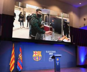 'Fue muy bonito ver a Messi yendo a votar. Es una prueba más de que ama al Barça', aseguró este lunes Laporta. Foto:AFP