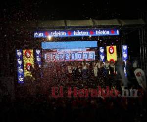 Pasada la medianoche con gran júbilo celebraron los directivos de la Fundación Teletón y el público presente al saber que se sobrepasó la meta trazada de 63 millones de lempiras. Foto: Johny Magallanes/EL HERALDO.