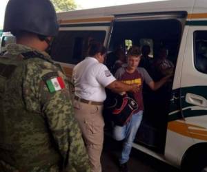 Los migrantes fueron llevados al Instituto Nacional de Migración en México. Foto: EFE