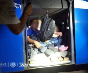 Los hondureños y guatemaltecos estaban dentro del maletero del autobús que los llevaría hasta los Estados Unidos. Foto: INM
