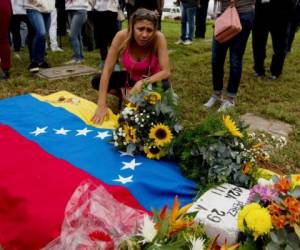 Aura Pérez, tía del exfuncionario, confirmó que ella junto a su hija fueron los únicos familiares a los que los militares permitieron el ingresar al cementerio para ver por última vez a Pérez poco antes de enterrarlo. Foto: AP