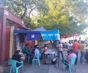 El ambiente en el centro de votación del Instituto José Cecilio del Valle se activó desde las 4:00 AM con la instalación de mesas de información de los partidos políticos. Foto: Luis Rodríguez/ El Heraldo.