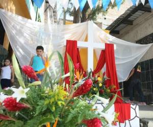 Desde hace 33 años la familia Valladares residente en la colonia Centroamericana mantien viva la tradición de la celebración del Día de la Cruz. Foto: Efraín Salgado/ El Heraldo