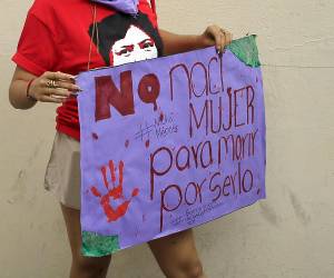 Centenares de mujeres marcharon este domingo en Tegucigalpa para denunciar la persistente violencia machista en Honduras y exigir justicia para las víctimas. La manifestación se realizó en medio de la preocupación por el aumento de feminicidios en el país.