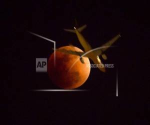 Es de destacar que además la luna se verá más pequeña en el cielo, aquí el último eclipse lunar en enero de 2018. (Foto: AFP)