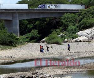 En la parte de abajo del puente internacional sobre el río Guasaule, entre la frontera de Honduras y Nicaragua, hay un constante paso de personas. En el caso de los migrantes, los llevan por puntos ciegos. Foto: Johny magallanes/El Heraldo