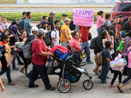 Familias enteras viajan juntas en la caravana del migrante hondureño rumbo a Estados Unidos. Foto: Agencia AFP.