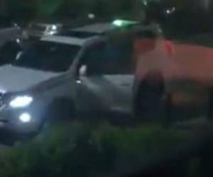 El video logró captar un vehículo que se encontraba en la calle así como el sonido de los disparos. Foto: Cortesía