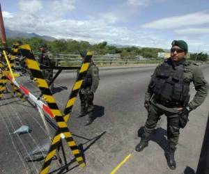 Cinco hombres y dos mujeres, que el gobierno de Venezuela identificó como presuntos paramilitares colombianos, fueron los fallecidos. Foto: Agencia AFP