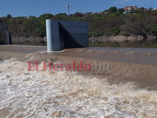 El agua rebasó la cortina del la represa Los Laureles ubicada en la capital de Honduras. Foto: Efraín Salgado/EL HERALDO.