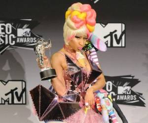Nicki Minaj estrafalaria y encantada-con su premio en los VMA 2011.