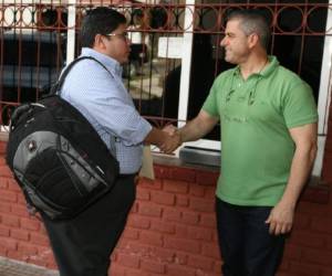 El abogado Noé Cortés (izquierda) al ser recibido por un representante de la Embajada de España.