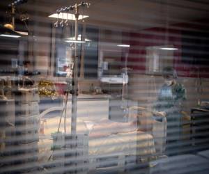 La OPS indicó que en los últimos meses la tasa de hospitalización de los menores de 39 años se incrementó un 70% en Chile, y en Brasil se registró el mayor aumento de los ingresos en la población en torno a los 40 años. Foto: Agencia AFP.