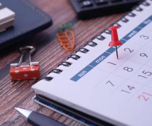 Un año bisiesto es aquel que tiene 366 días en lugar de 365 y ocurre cada cuatro años.