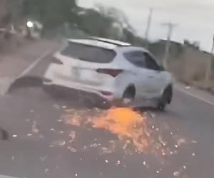 Finalmente, el sospechoso fue detenido tras casi atropellar a policías y provocar accidentes.