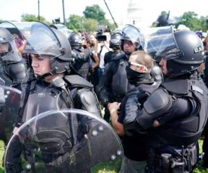 Varios policías rodean a un hombre (al centro, con anteojos) durante un mitin cerca del Capitolio de Estados Unidos el sábado 18 de septiembre de 2021, en Washington, D.C. Foto: AP
