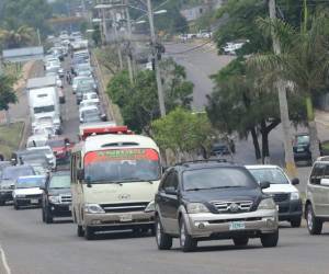 A falta de placas, el Registro Vehicular está extendiendo permisos temporales para circular.