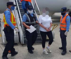 La detenida venía en un vuelo junto a otros 82 hondureños retornados.