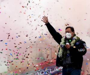 El candidato presidencial boliviano del Movimiento al Socialismo, MAS, Luis Arce, saluda a sus partidarios durante su cierre de campaña para las próximas elecciones presidenciales del 18 de octubre, en El Alto, Bolivia, el miércoles 14 de octubre de 2020.