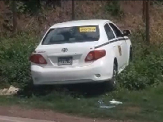 El taxi, donde quedó la víctima, estaba a la orilla de la carretera que conduce a Tegucigalpa.