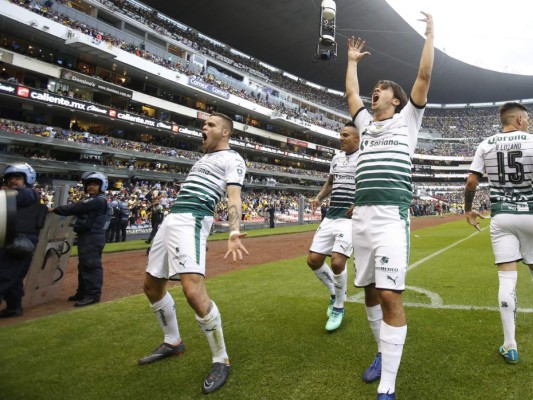 Los jugadores de Santos Laguna celebran un gol ante el América en las semifinales de la liga mexicana en el estadio Azteca. (AP Foto/Rebecca Blackwell, archivo).