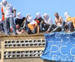 El motín se declaró después de que el presiente de Brasil, Michel Temer, ordenara el viernes a las fuerzas armadas dirigir la lucha contra el crimen organizado en el violento estado de Rio de Janeiro, para evitar que esa 'metástasis' se siga propagando por el país. Foto de referecia AP