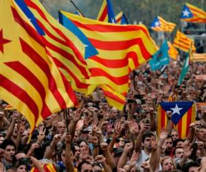 Decenas de catalanes salieron a las calles para celebrar la independencia de esa ciudad de España.