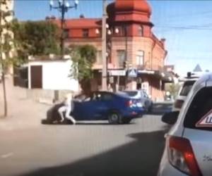 Un hombre en el extremo oriente de Rusia atropelló a su esposa, luego que ella le pidiera el divorcio. El incidente fue captado por personas que circulaban en el lugar. Foto: Captura vídeo/ YouTube.