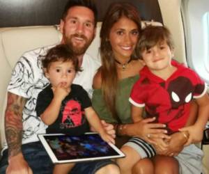 Lionel Messi y Antonella Rocuzzo durante su retorno a Barcelona. (Fotos: @leomessi en Instagram)